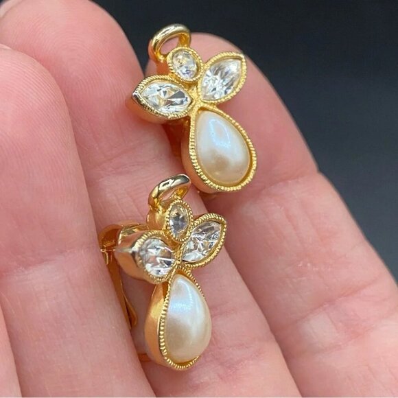 Avon Vintage Angel Pearl and Gold Tone Clip On Earrings - Picture 8 of 11